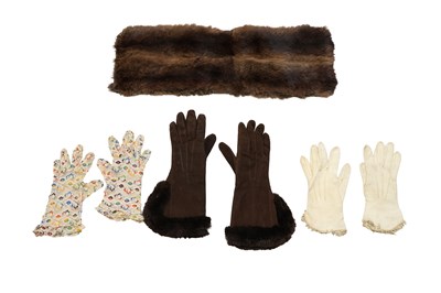 Lot 174 - THREE PAIRS OF EDWARDIAN ORIGINALS LADIES GLOVES AND A FUR COLLAR (FOUR)
