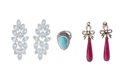 Lot 60 - A 925 SILVER TEAR DROP TURQUOISE RING TOGETHER WITH TWO PAIRS OF EARRINGS