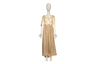 Lot 2 - A LADIES VICTORIAN FORMAL IVORY COSTUME ENSEMBLE