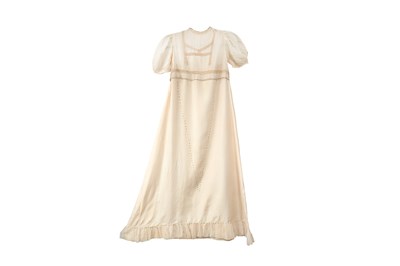 Lot 6 - AN EDWARDIAN IVORY SILK AFTERNOON DRESS