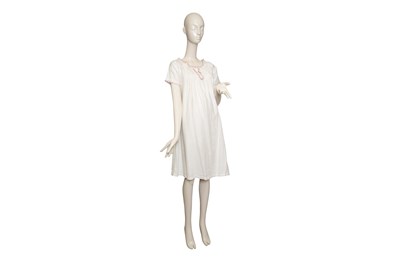 Lot 4 - AN EDWARDIAN HAND-FINISHED WHITE LINEN WITH RED-EDGED LACE TRIM CHEMISE OR NIGHTDRESS