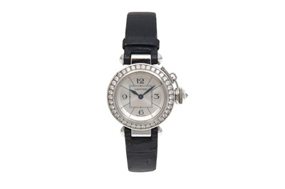 AN ELEGANT CARTIER LADIES 18K WHITE GOLD QUARTZ WRISTWATCH.