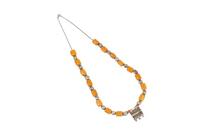 Lot 242 - A YEMENI WHITE METAL NECKLACE WITH AMBER-TYPE BEADS