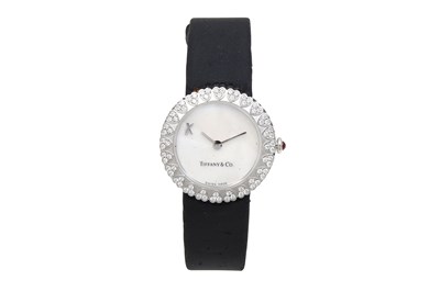 AN ELEGANT TIFFANY & CO LADIES 18K WHITE GOLD AND DIAMONDS QUARTZ WRISTWATCH.