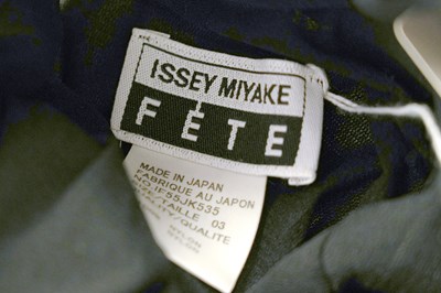 Lot 85 - AN ISSEY MIYAKE RARE 'FÊTE' PLISSÉ ARCHITECTURAL ENSEMBLE
