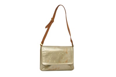 Lot 146 - LOUIS VUITTON PEARL GREY/PISTACHIO VERNIS 'THOMPSON STREET' HANDBAG