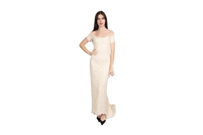 Lot 88 - A CATHERINE WALKER - THE CHELSEA DESIGN CO. IVORY SILK AND LACE WEDDING GOWN