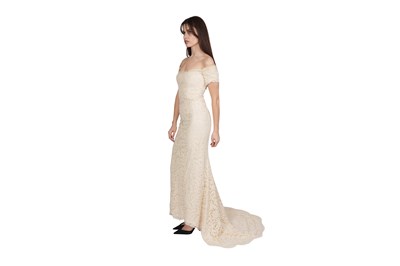 Lot 88 - A CATHERINE WALKER - THE CHELSEA DESIGN CO. IVORY SILK AND LACE WEDDING GOWN