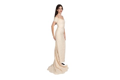 Lot 88 - A CATHERINE WALKER - THE CHELSEA DESIGN CO. IVORY SILK AND LACE WEDDING GOWN