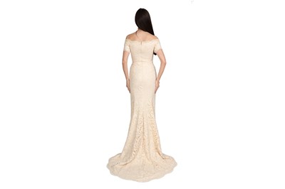 Lot 88 - A CATHERINE WALKER - THE CHELSEA DESIGN CO. IVORY SILK AND LACE WEDDING GOWN