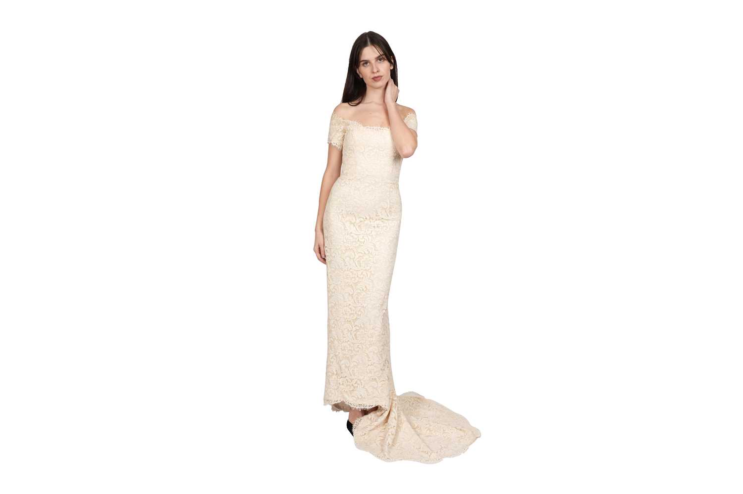 Lot 88 - A CATHERINE WALKER - THE CHELSEA DESIGN CO. IVORY SILK AND LACE WEDDING GOWN