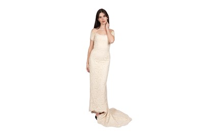 Lot 93 - CATHERINE WALKER - THE CHELSEA DESIGN CO. IVORY SILK AND LACE WEDDING GOWN