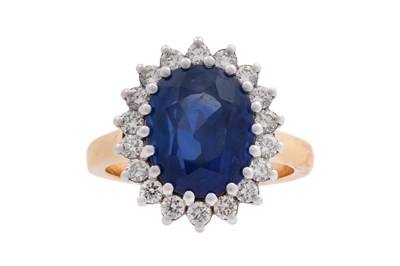 Lot 67 - AN 18CT GOLD LARGE SAPPHIRE AND DIAMOND CLUSTER RING