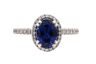 Lot 56 - A PLATINUM, SAPPHIRE AND DIAMOND ENGAGEMENT RING
