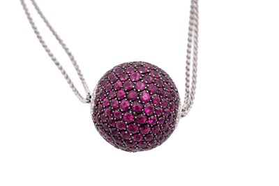 Lot 34 - AN 18CT WHITE GOLD AND RUBY BALL PENDANT NECKLACE