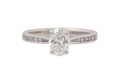 Lot 60 - A 950 PLATINUM DIAMOND ENGAGEMENT RING