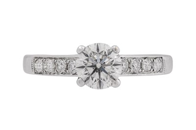 Lot 64 - AN 18CT WHITE GOLD AND DIAMOND ENGAGEMENT RING