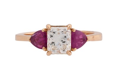 Lot 59 - AN 18CT GOLD, DIAMOND AND RUBY ENGAGEMENT RING