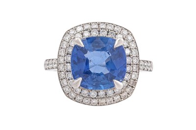 Lot 68 - A SAPPHIRE AND DIAMOND CLUSTER RING