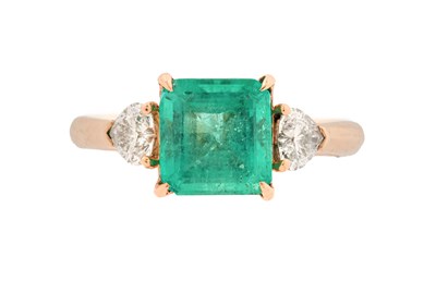 Lot 62 - AN 18CT GOLD, COLOMBIAN EMERALD AND DIAMOND RING