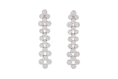 Lot 42 - A PAIR OF 18K WHITE GOLD AND DIAMOND DROP EARRINGS