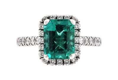 Lot 63 - A 950 PLATINUM EMERALD AND DIAMOND RING