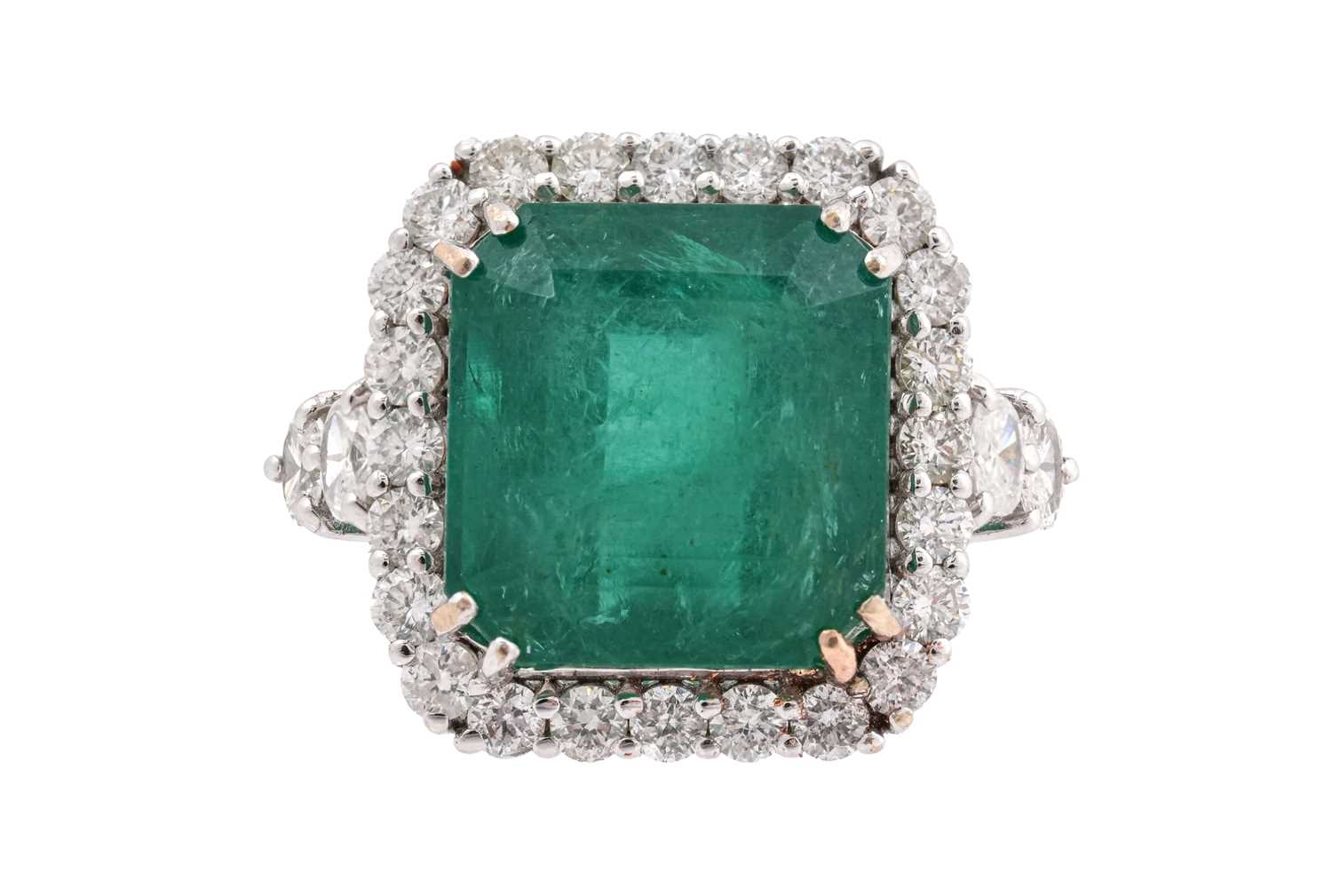 Lot 66 - AN EMERALD AND DIAMOND CLUSTER DRESS RING