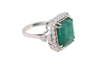 Lot 66 - AN EMERALD AND DIAMOND CLUSTER DRESS RING