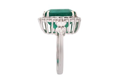 Lot 66 - AN EMERALD AND DIAMOND CLUSTER DRESS RING