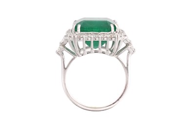 Lot 66 - AN EMERALD AND DIAMOND CLUSTER DRESS RING