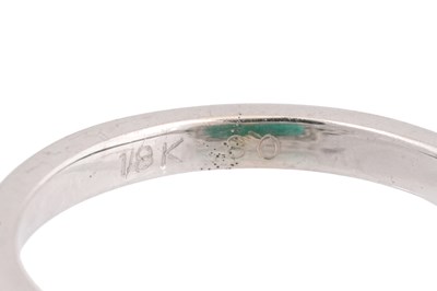 Lot 66 - AN EMERALD AND DIAMOND CLUSTER DRESS RING