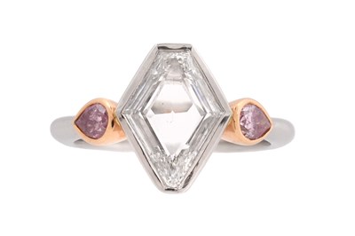 Lot 70 - AN UNUSUAL PLATINUM AND 18CT GOLD, WHITE AND PINK DIAMOND RING
