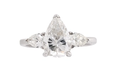 Lot 69 - AN 18CT WHITE GOLD AND DIAMOND RING