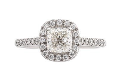 Lot 61 - AN 18CT WHITE GOLD AND DIAMOND ENGAGEMENT RING