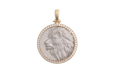 Lot 25 - A 14CT GOLD AND DIAMOND CIRCULAR LION MEDALLION