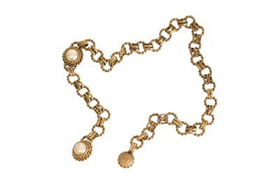 Lot 185 - BUTLER & WILSON GOLD COLOURED CHAIN BELT WITH FAUX PEARL DETAIL