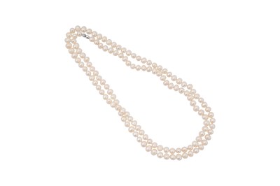 Lot 200 - LONG CULTURED LARGE FRESHWATER 'FLAPPER-GIRL' STYLE PEARL NECKLACE