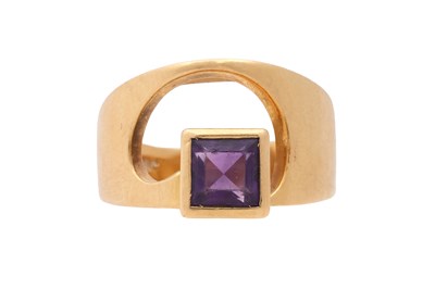 Lot 52 - AN 18CT GOLD AND AMETHYST RING