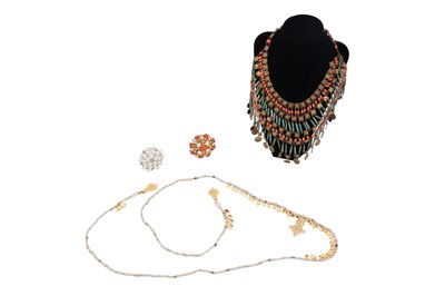 Lot 215 - A GROUP OF MID-CENTURY QUALITY COSTUME JEWELLERY (FOUR)