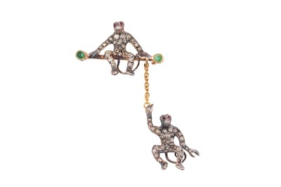 Lot 20 - A DIAMOND AND EMERALD SET NOVELTY BAR BROOCH
