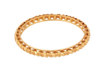 Lot 77 - A GOLD GADROONED BANGLE