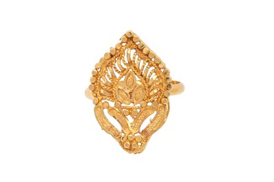 Lot 49 - A GOLD FLOWER MOTIF RING