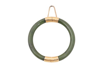 Lot 225 - A NEPHRITE JADE BANGLE