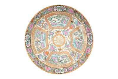 Lot 18 - A CHINESE CANTON FAMILLE ROSE PORCELAIN DISH