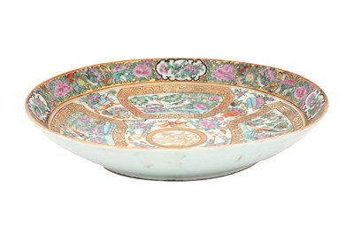 Lot 18 - A CHINESE CANTON FAMILLE ROSE PORCELAIN DISH
