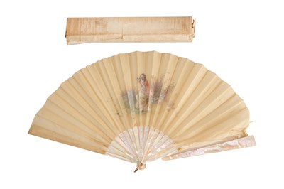 Lot 190 - AN EDWARDIAN MOTHER-OF-PEARL AND BONE BRISÉ FAN WITH ROMANTIC BELLE ÉPOQUE SUBJECT