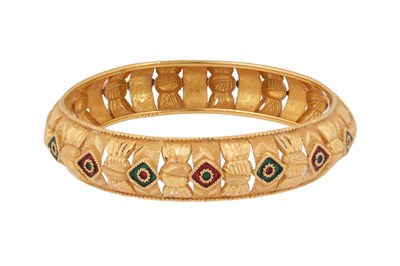 Lot 76 - A GOLD ENAMELLED BANGLE