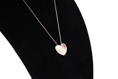 Lot 26 - A TIFFANY & CO. FULL HEART ELSA PERETTI NECKLACE STERLING SILVER 925