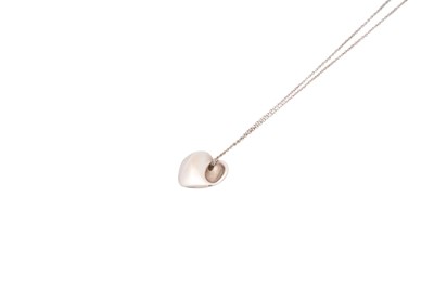 Lot 26 - A TIFFANY & CO. FULL HEART ELSA PERETTI NECKLACE STERLING SILVER 925