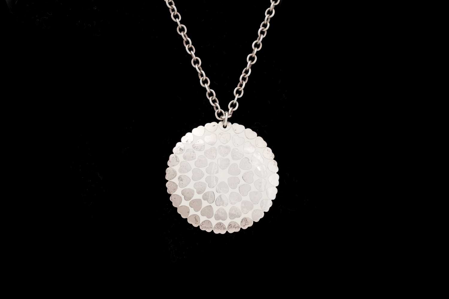 Lot 28 - A TIFFANY & CO. STERLING SILVER HEART MOTIF DISC PENDANT NECKLACE 925